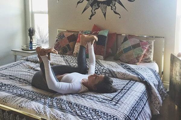 8 Bài Tập Yoga Ngay Trên Giường Cho Những Cô Nàng Lười Biếng