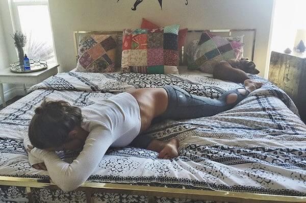 8 Bài Tập Yoga Ngay Trên Giường Cho Những Cô Nàng Lười Biếng