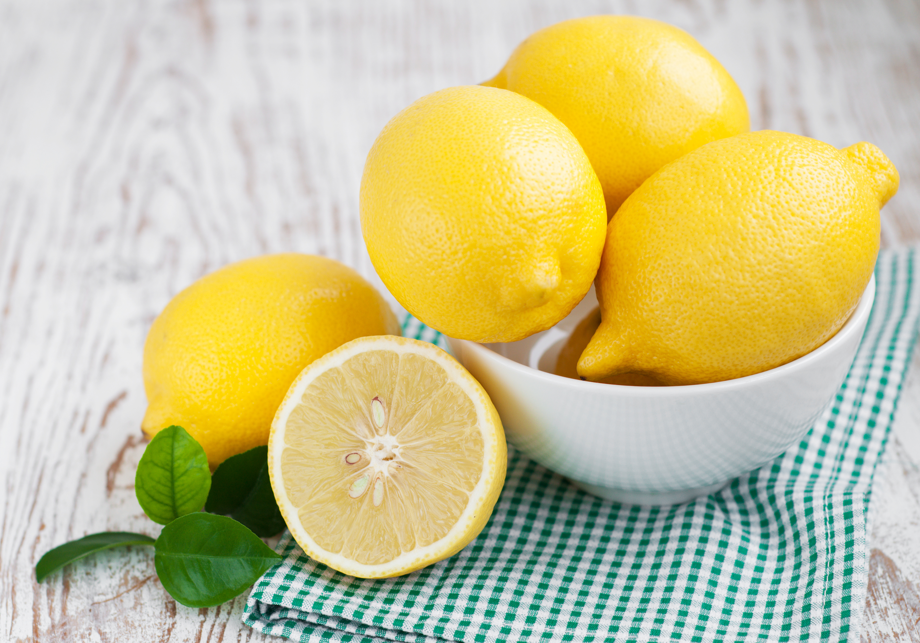 Сока лимона и 2. Лимон. Свежесть лимона. Лимон, лайм. Лимон картинка.